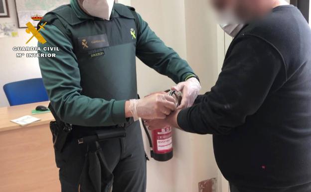 Imagen principal - Detenido con droga tras saltarse el confinamiento e intentar eludir un control