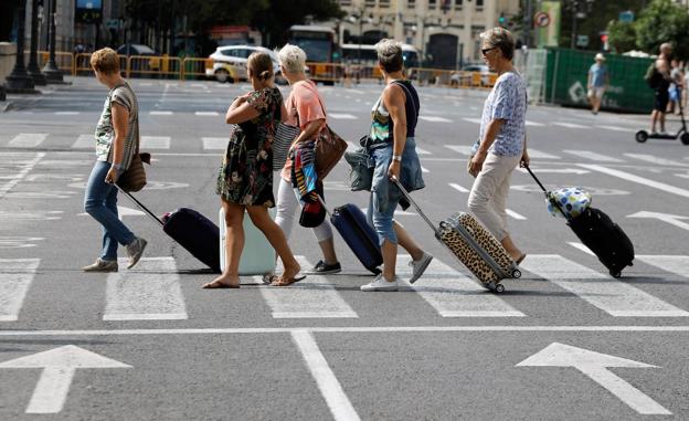 El cierre de fronteras desploma la llegada de turistas extranjeros un 64%