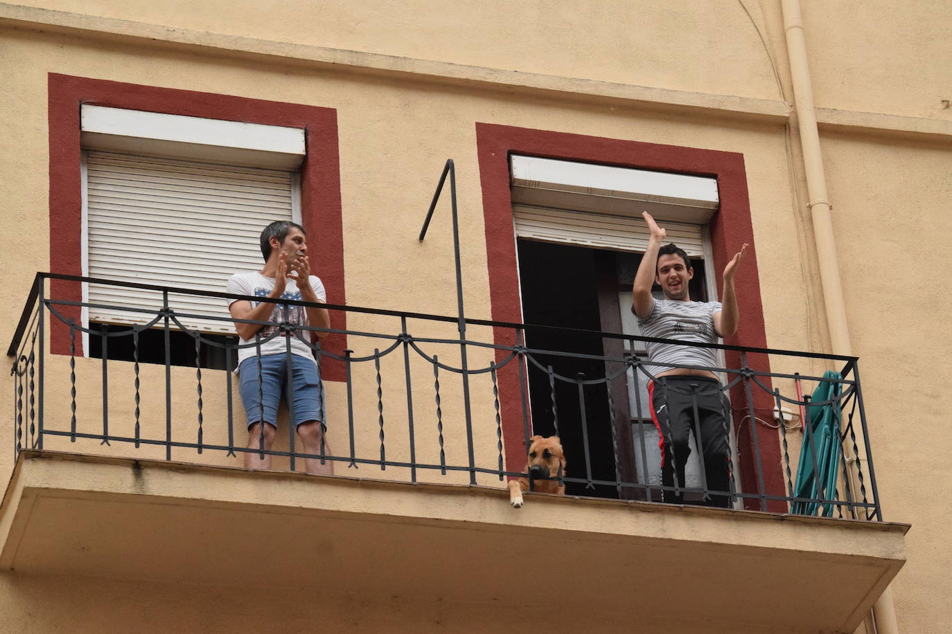 Vecinos de Logroño han vuelto a salir este jueves a sus ventanas y balcones.