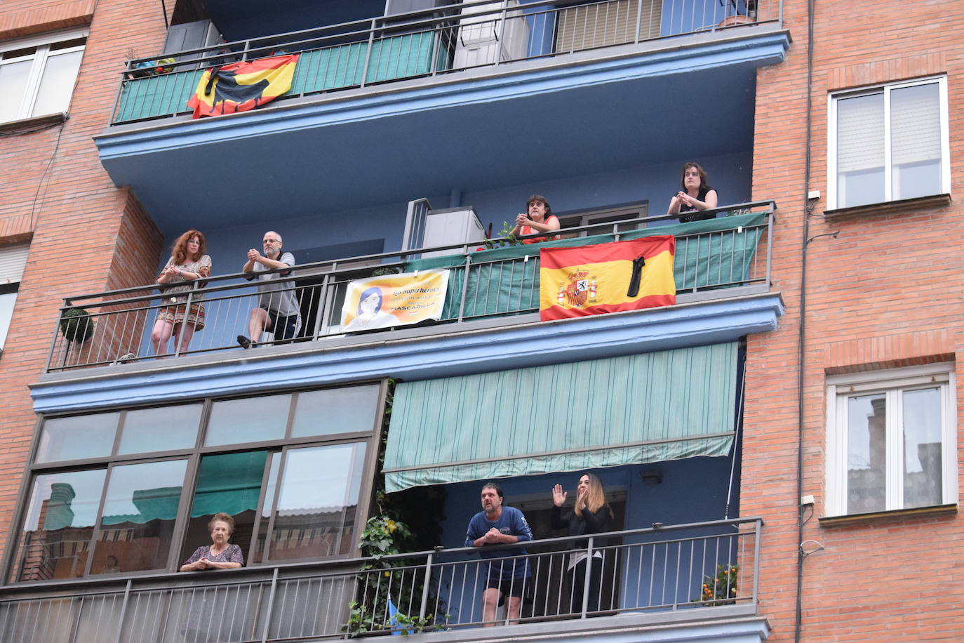 Vecinos de Logroño han vuelto a salir este jueves a sus ventanas y balcones.