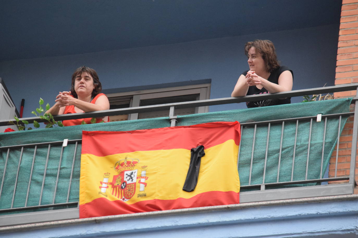 Vecinos de Logroño han vuelto a salir este jueves a sus ventanas y balcones.