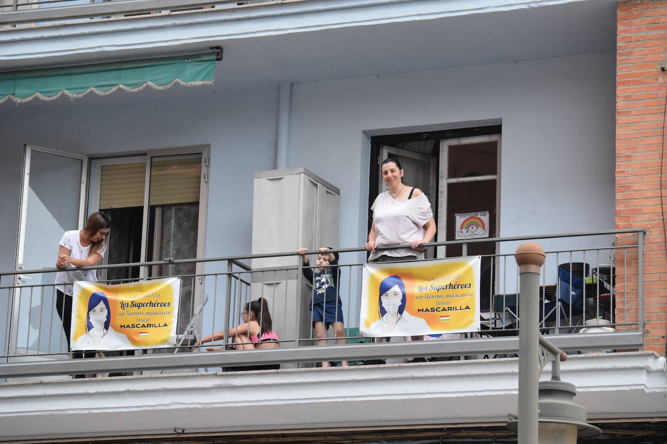 Vecinos de Logroño han vuelto a salir este jueves a sus ventanas y balcones.