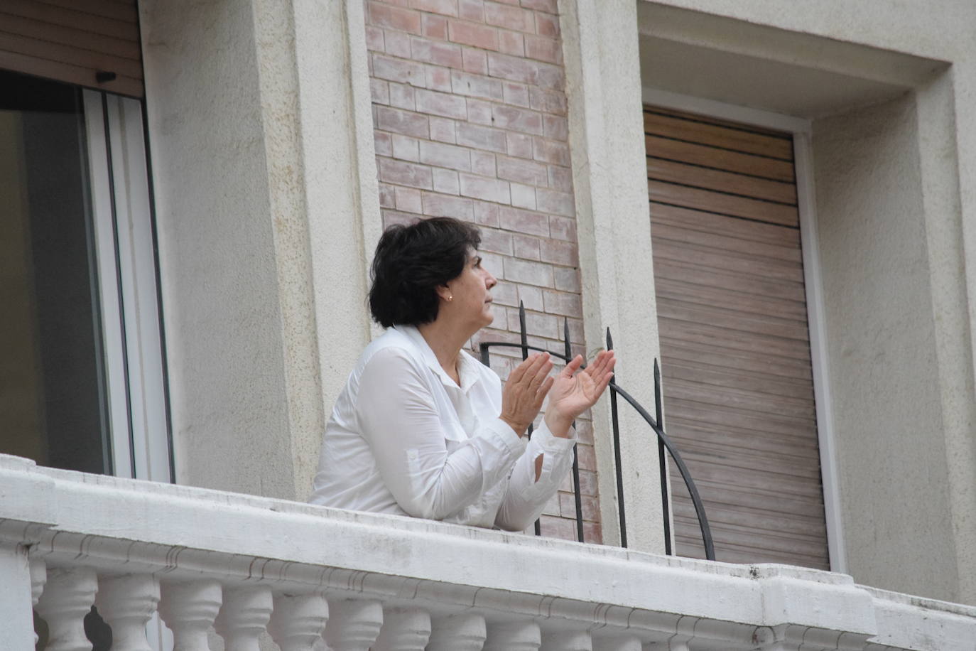 Vecinos de Logroño han vuelto a salir este jueves a sus ventanas y balcones.