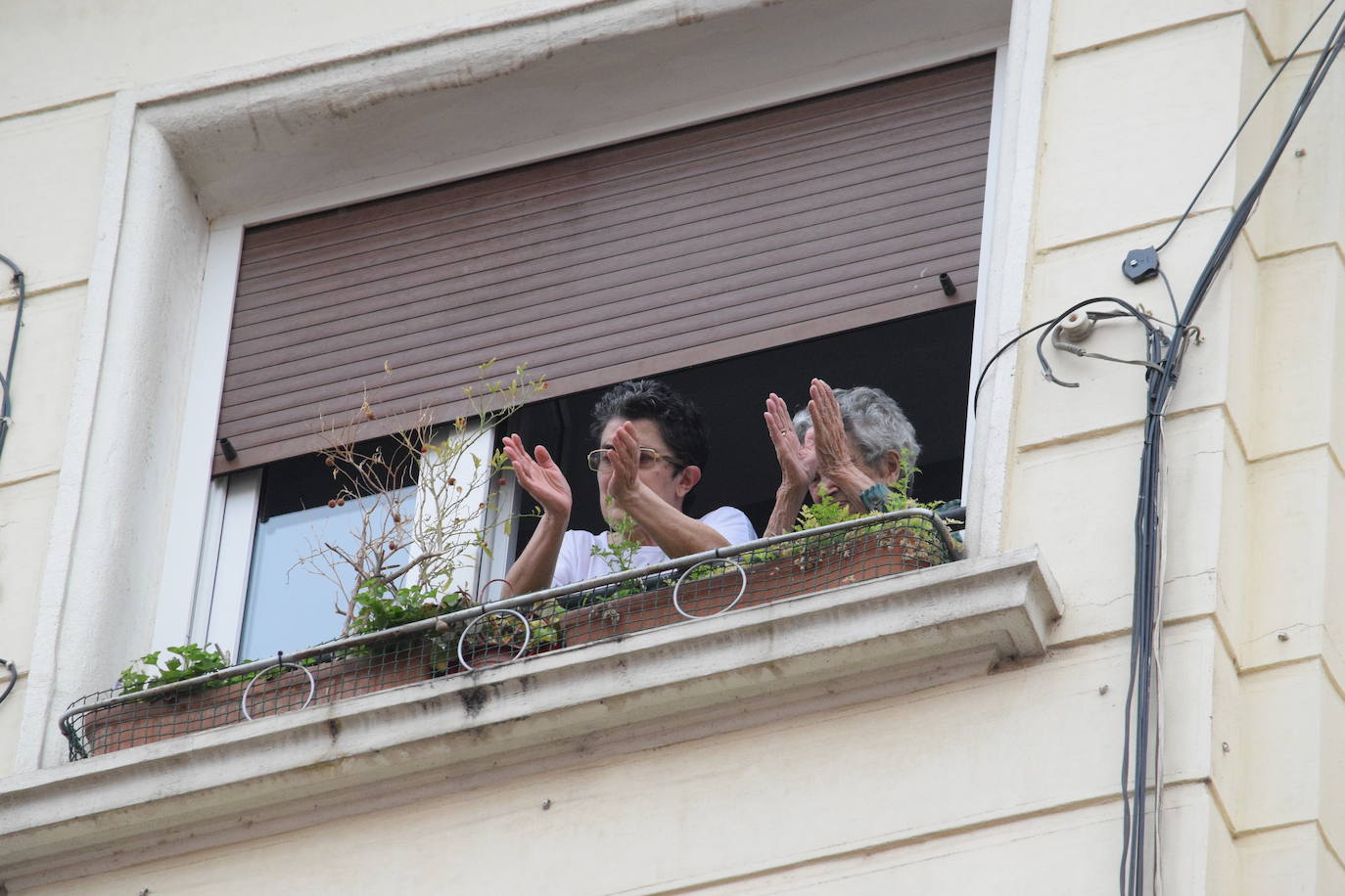 Vecinos de Logroño han vuelto a salir este jueves a sus ventanas y balcones.