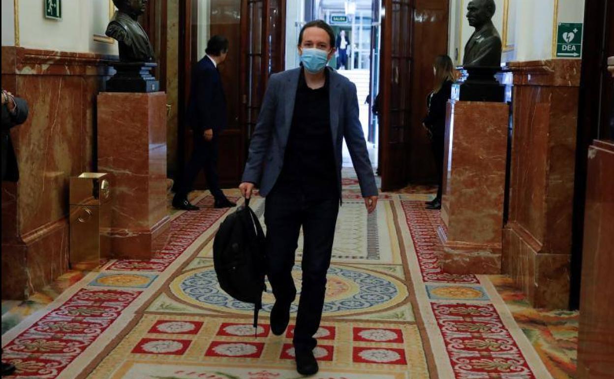 El vicepresidente segundo del Gobierno, Pablo Iglesias, entra con mascarilla al Congreso.