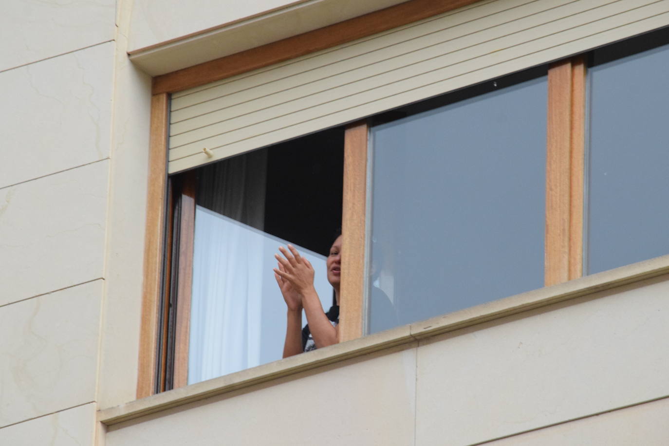 Vecinos de Logroño han vuelto a salir a sus ventanas y balcones a homenajear a los sanitarios