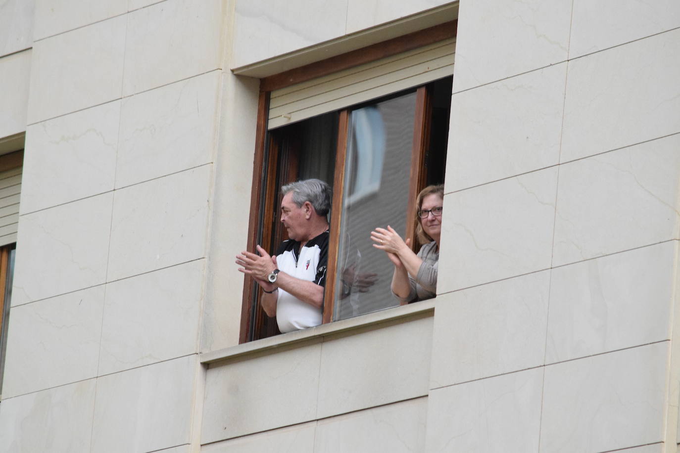 Vecinos de Logroño han vuelto a salir a sus ventanas y balcones a homenajear a los sanitarios