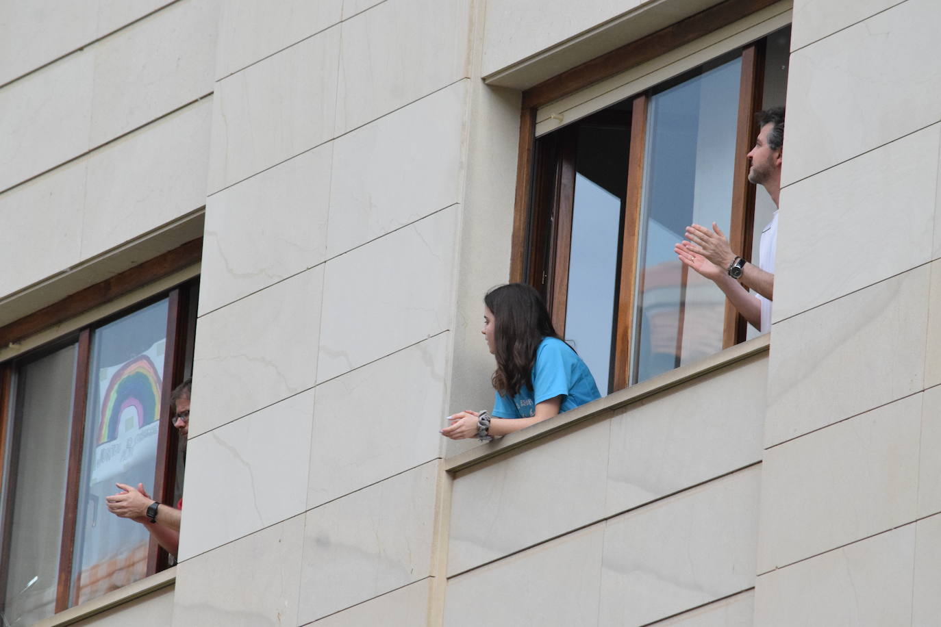 Vecinos de Logroño han vuelto a salir a sus ventanas y balcones a homenajear a los sanitarios