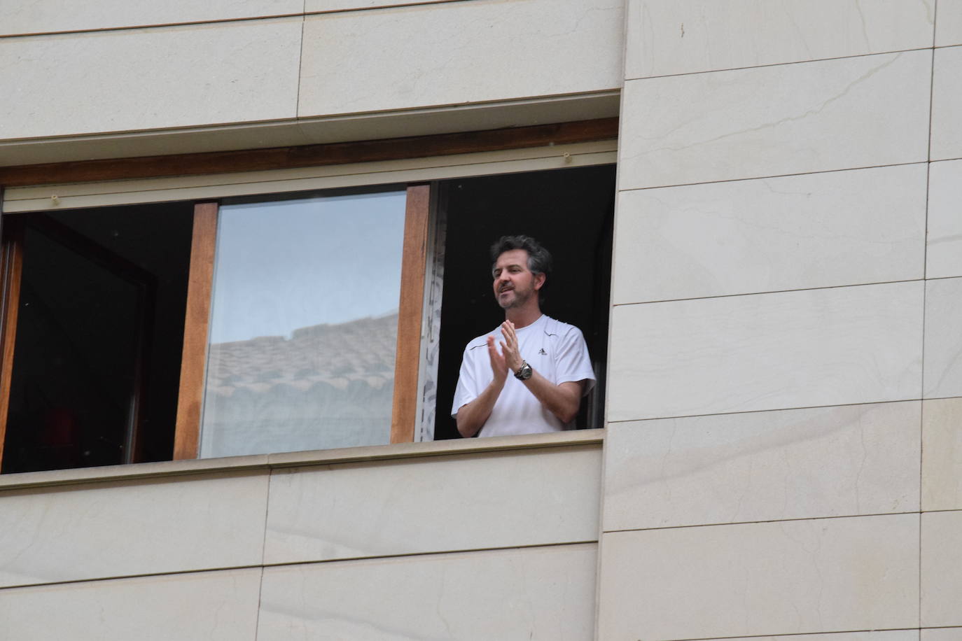 Vecinos de Logroño han vuelto a salir a sus ventanas y balcones a homenajear a los sanitarios