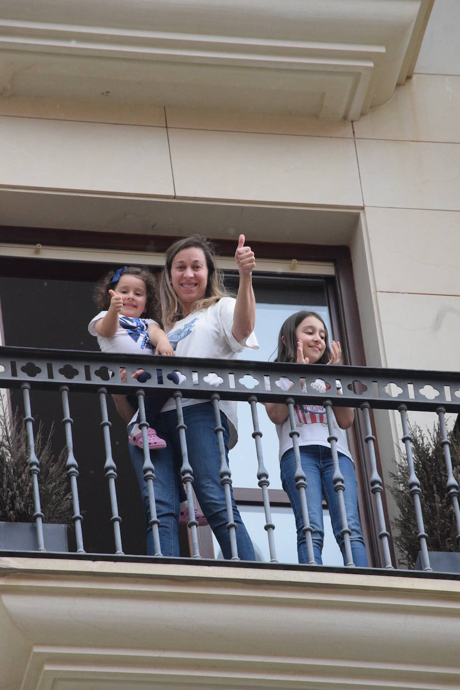 Vecinos de Logroño han vuelto a salir a sus ventanas y balcones a homenajear a los sanitarios