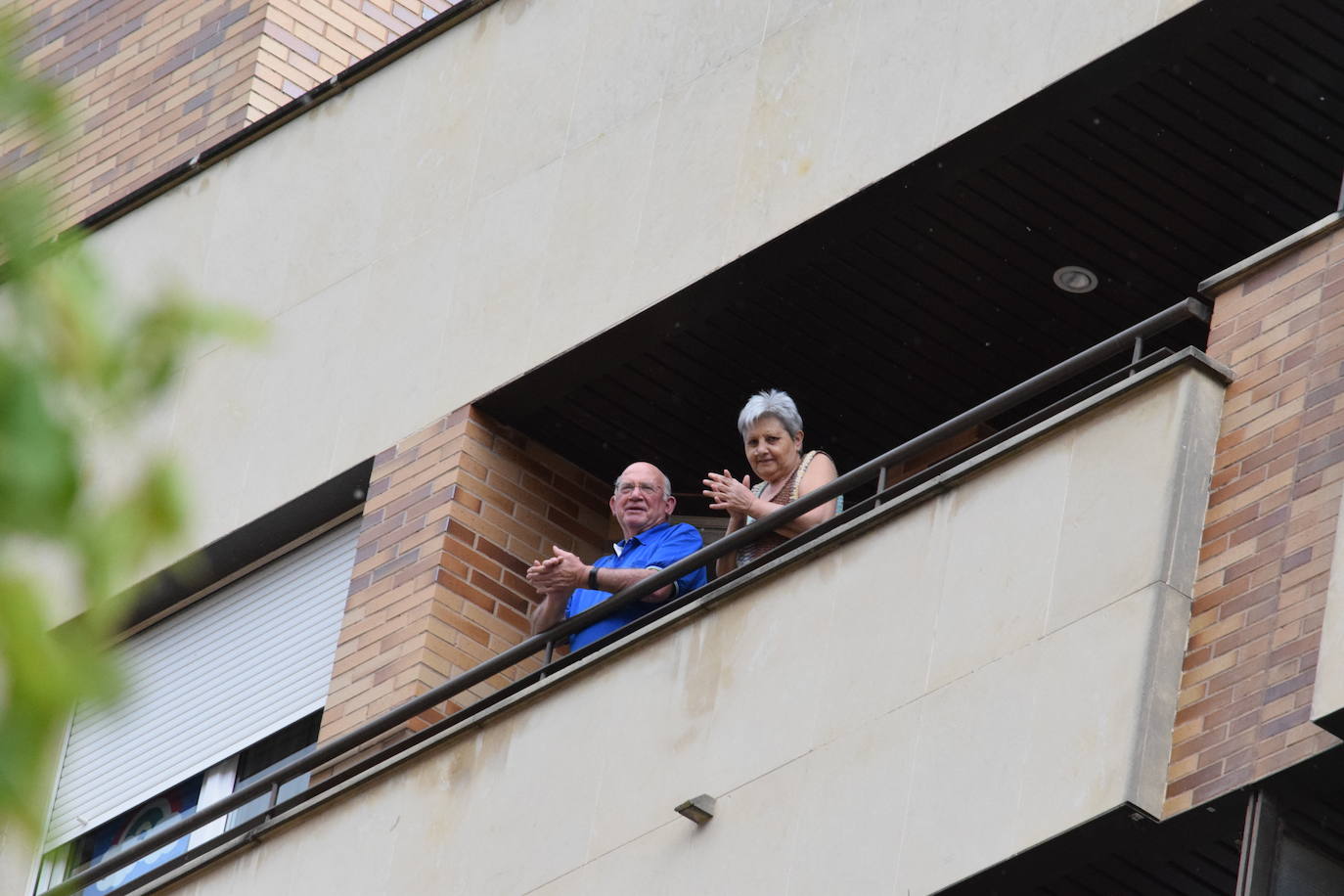 Vecinos de Logroño han vuelto a salir a sus ventanas y balcones a homenajear a los sanitarios