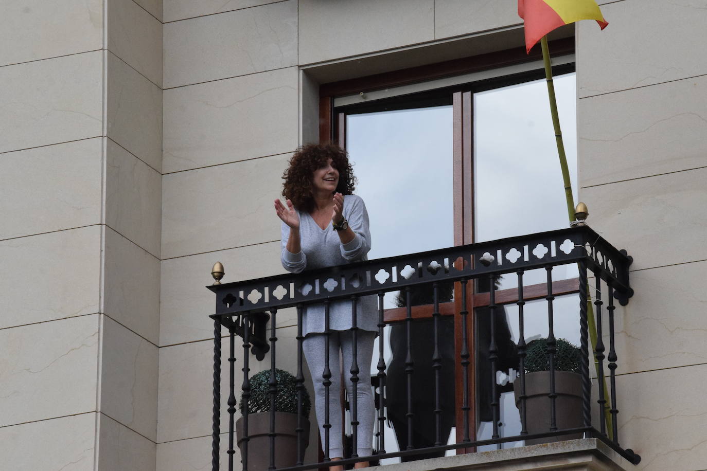 Vecinos de Logroño han vuelto a salir a sus ventanas y balcones a homenajear a los sanitarios