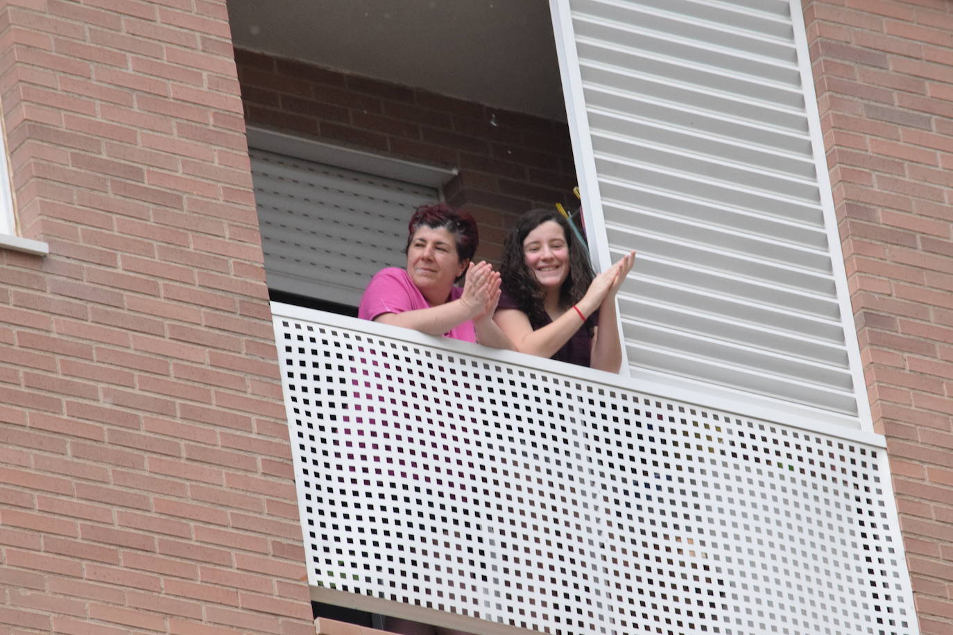 Vecinos de Logroño han vuelto a salir a sus ventanas y balcones a homenajear a los sanitarios