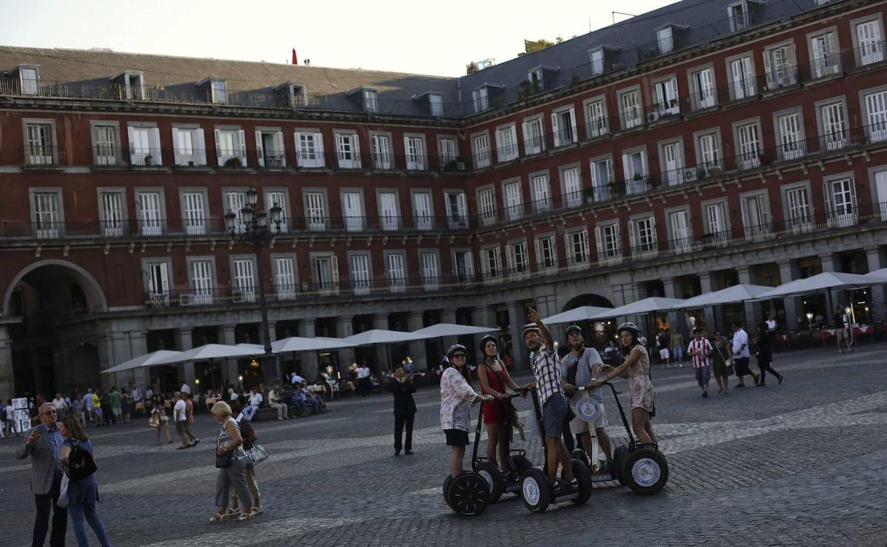 Guías turísticos en la Plaza Mayor de Madrid.