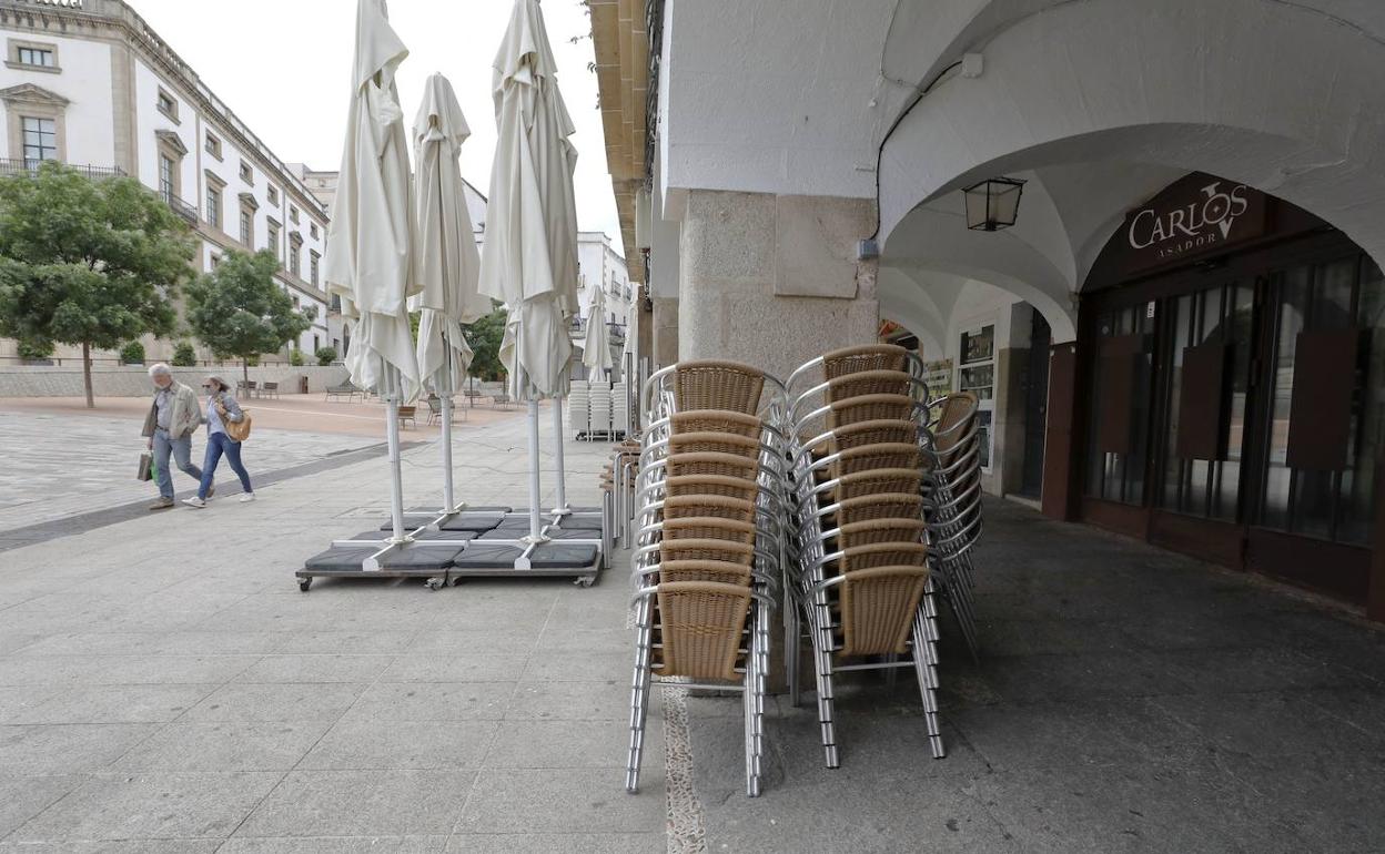 Terraza de un bar cerrado.