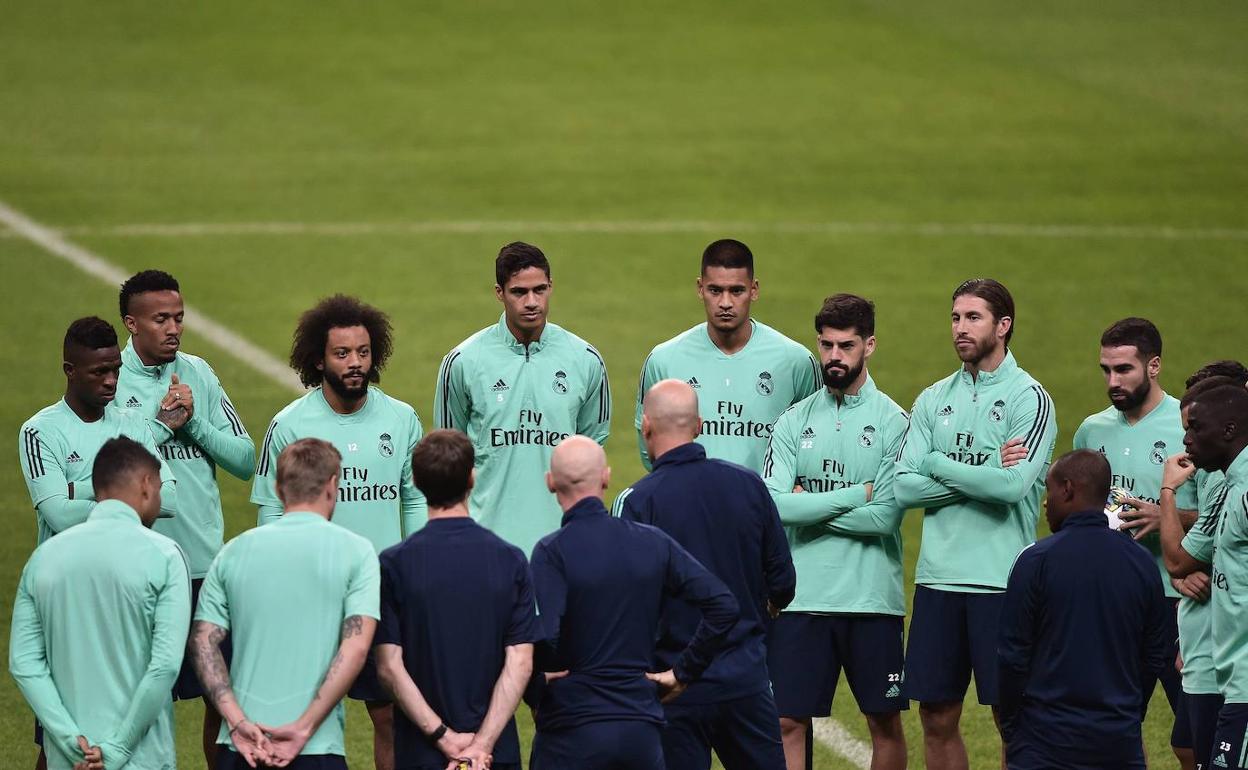 Zidane se dirige a sus futbolistas antes de un entrenamiento previo al parón. 