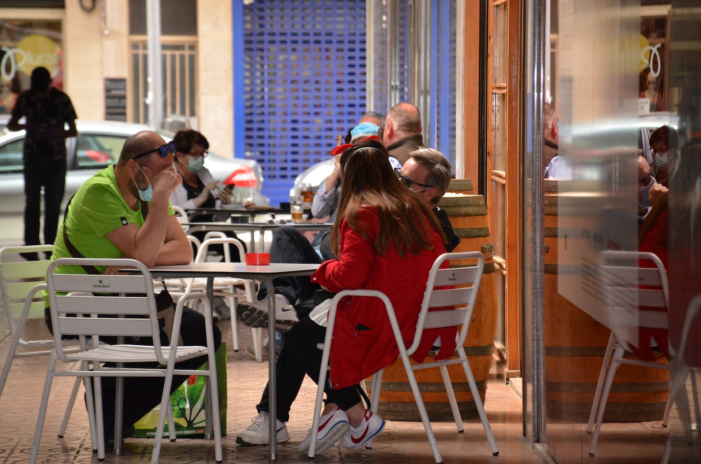 Apertura de terrazas y comercios de Calahorra. Las terrazas abiertas estaban todas ocupadas.