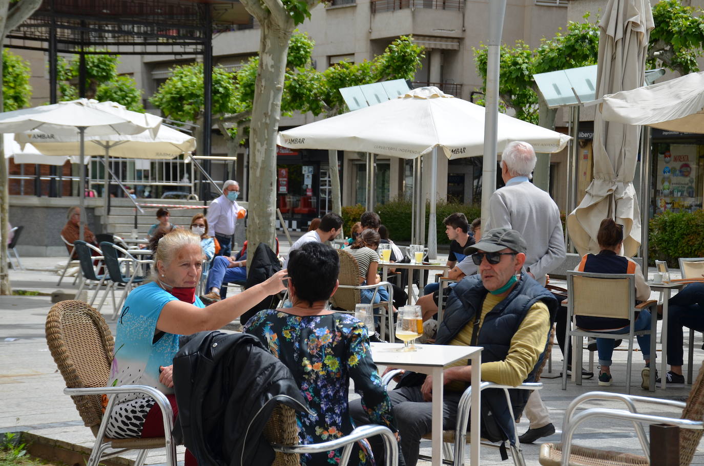 Apertura de terrazas y comercios de Calahorra. Las terrazas abiertas estaban todas ocupadas.