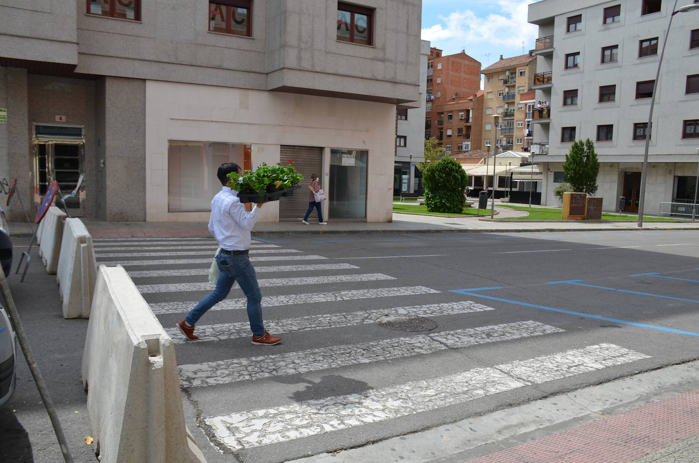 Apertura de terrazas y comercios de Calahorra. Las terrazas abiertas estaban todas ocupadas.