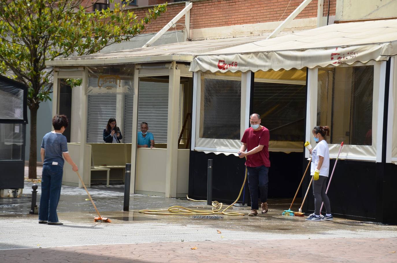 Apertura de terrazas y comercios de Calahorra. Las terrazas abiertas estaban todas ocupadas.