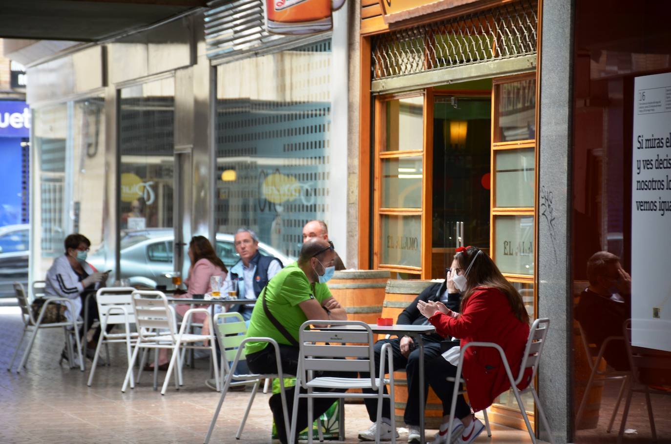 Apertura de terrazas y comercios de Calahorra. Las terrazas abiertas estaban todas ocupadas.