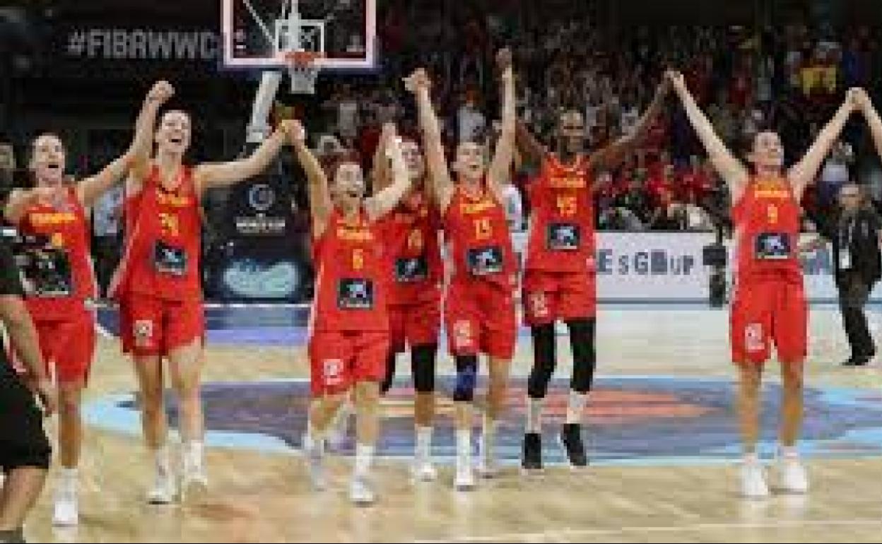 La selección española femenina celebra una victoria. 