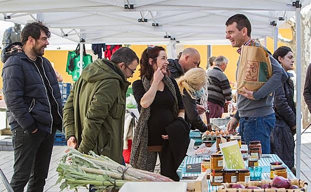 Mercado ecológico de los sábados en la plaza Once de Junio. 