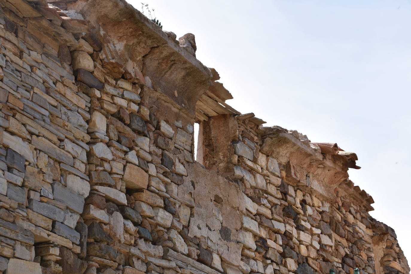 El estado de ruina de numerosos edificios en el casco urbano de Navajún es uno de los principales problemas del municipio. Las lluvias de esta primavera han empeorado la situación de varias viviendas y se han producido derrumbes en diversas calles del pueblo.