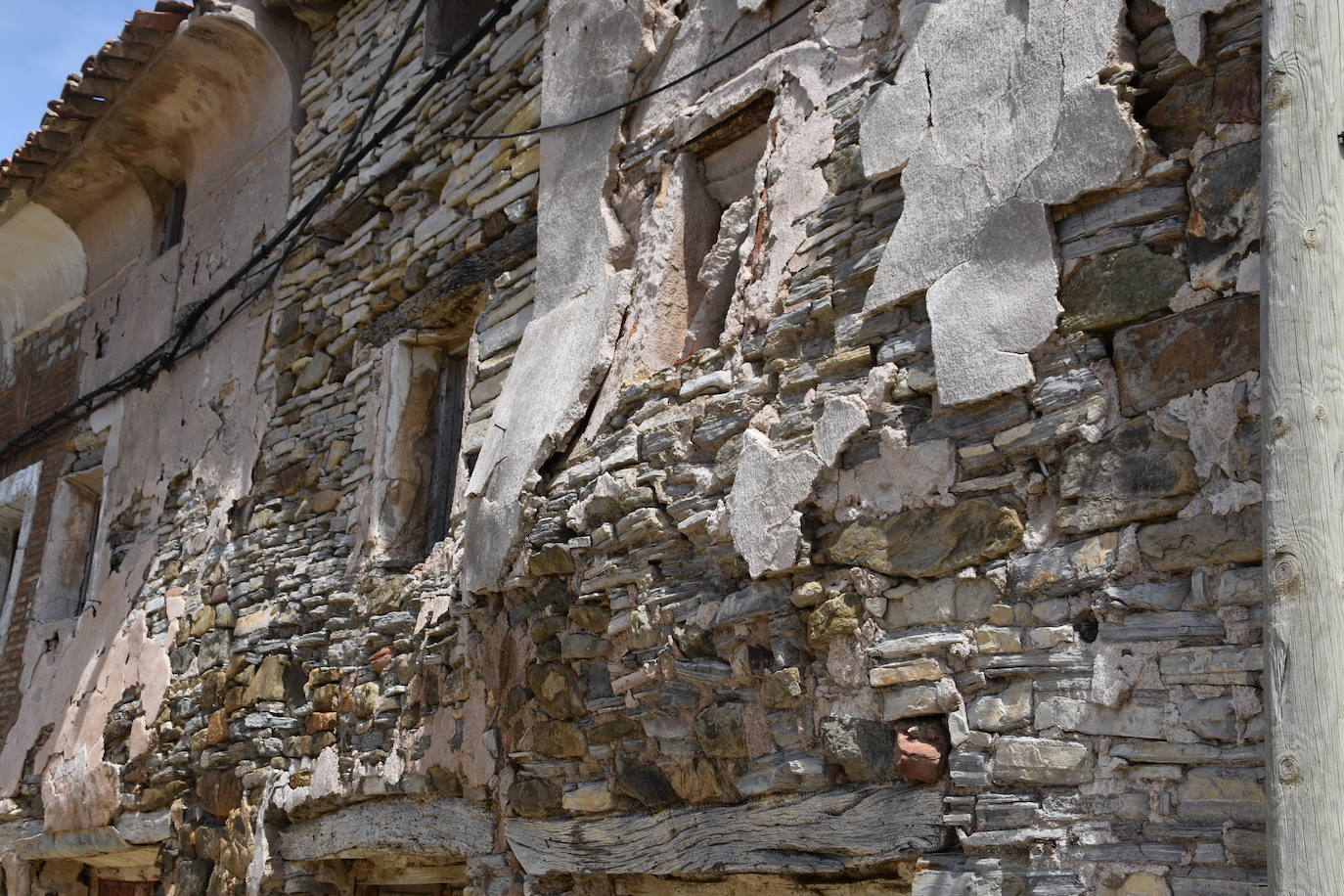 El estado de ruina de numerosos edificios en el casco urbano de Navajún es uno de los principales problemas del municipio. Las lluvias de esta primavera han empeorado la situación de varias viviendas y se han producido derrumbes en diversas calles del pueblo.