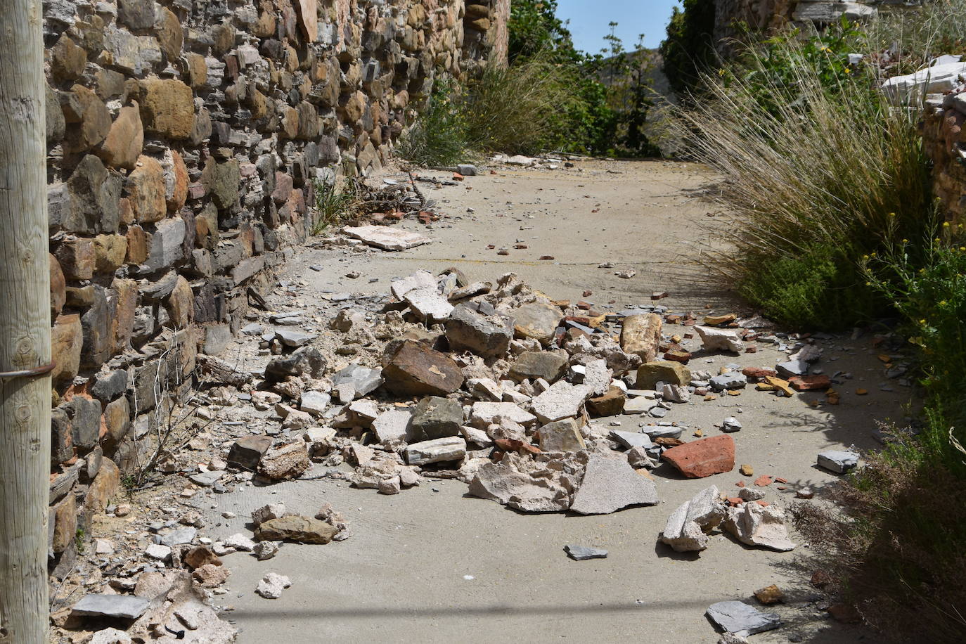 El estado de ruina de numerosos edificios en el casco urbano de Navajún es uno de los principales problemas del municipio. Las lluvias de esta primavera han empeorado la situación de varias viviendas y se han producido derrumbes en diversas calles del pueblo.