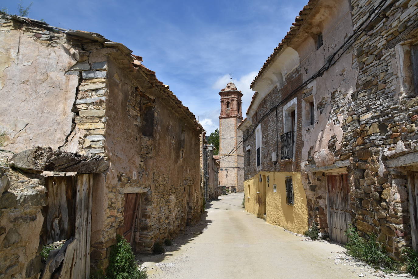 El estado de ruina de numerosos edificios en el casco urbano de Navajún es uno de los principales problemas del municipio. Las lluvias de esta primavera han empeorado la situación de varias viviendas y se han producido derrumbes en diversas calles del pueblo.