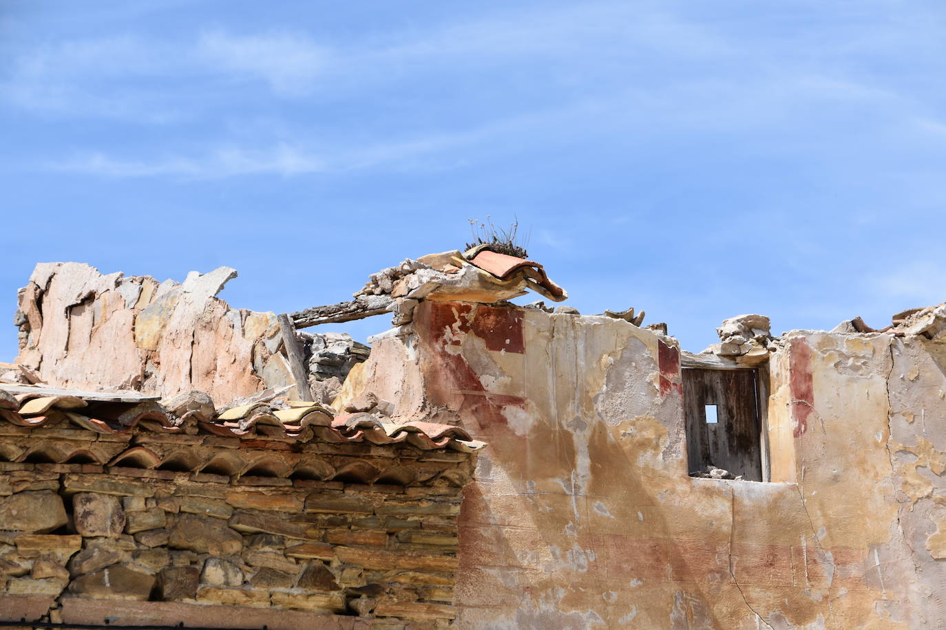 El estado de ruina de numerosos edificios en el casco urbano de Navajún es uno de los principales problemas del municipio. Las lluvias de esta primavera han empeorado la situación de varias viviendas y se han producido derrumbes en diversas calles del pueblo.