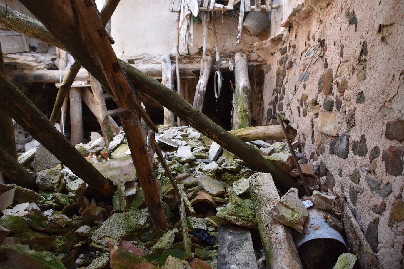 El estado de ruina de numerosos edificios en el casco urbano de Navajún es uno de los principales problemas del municipio. Las lluvias de esta primavera han empeorado la situación de varias viviendas y se han producido derrumbes en diversas calles del pueblo.