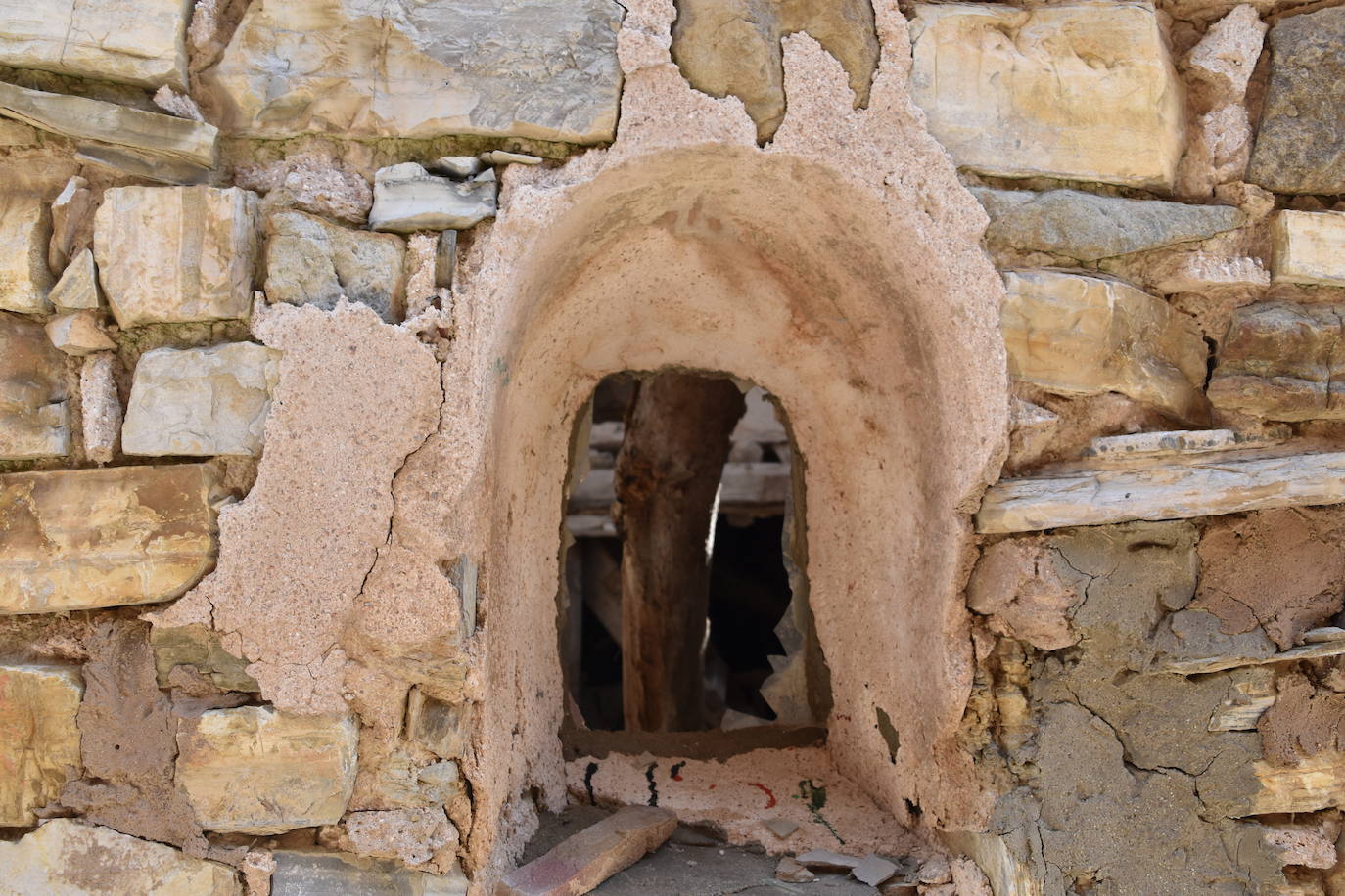 El estado de ruina de numerosos edificios en el casco urbano de Navajún es uno de los principales problemas del municipio. Las lluvias de esta primavera han empeorado la situación de varias viviendas y se han producido derrumbes en diversas calles del pueblo.