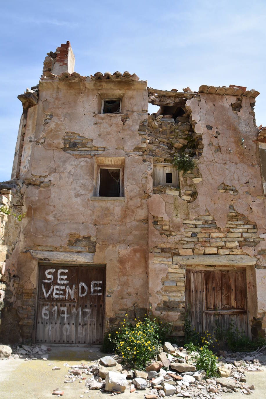 El estado de ruina de numerosos edificios en el casco urbano de Navajún es uno de los principales problemas del municipio. Las lluvias de esta primavera han empeorado la situación de varias viviendas y se han producido derrumbes en diversas calles del pueblo.