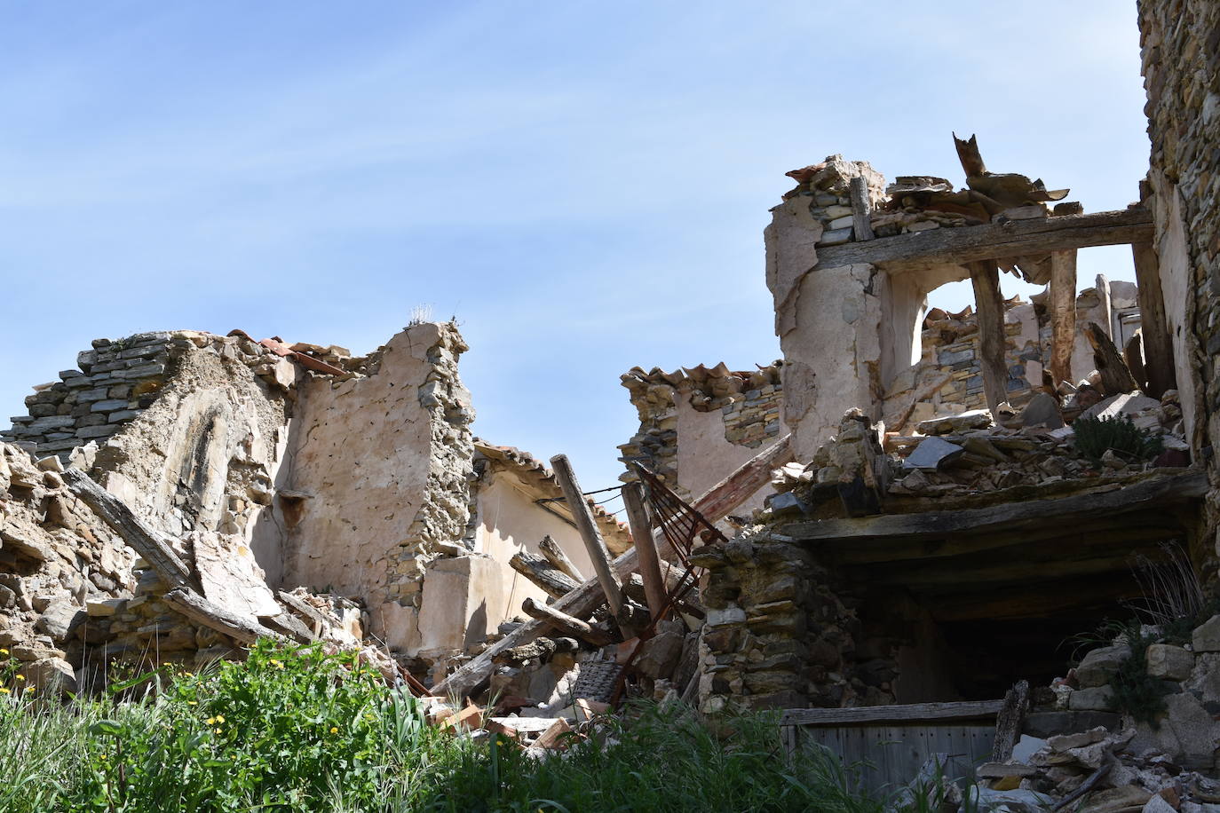 El estado de ruina de numerosos edificios en el casco urbano de Navajún es uno de los principales problemas del municipio. Las lluvias de esta primavera han empeorado la situación de varias viviendas y se han producido derrumbes en diversas calles del pueblo.