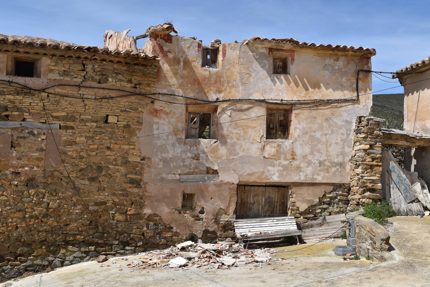 El estado de ruina de numerosos edificios en el casco urbano de Navajún es uno de los principales problemas del municipio. Las lluvias de esta primavera han empeorado la situación de varias viviendas y se han producido derrumbes en diversas calles del pueblo.