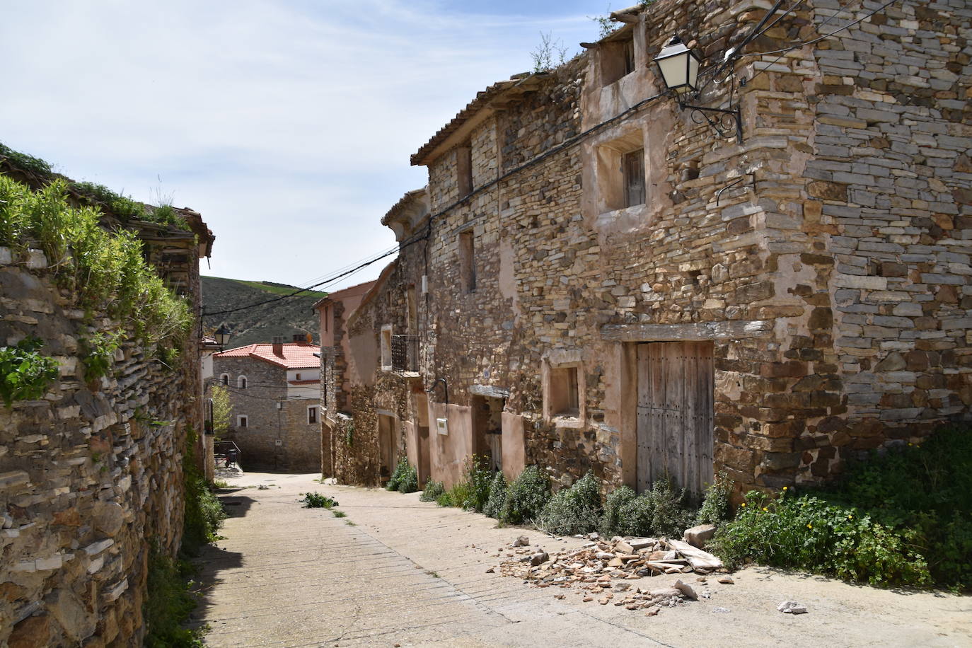 El estado de ruina de numerosos edificios en el casco urbano de Navajún es uno de los principales problemas del municipio. Las lluvias de esta primavera han empeorado la situación de varias viviendas y se han producido derrumbes en diversas calles del pueblo.