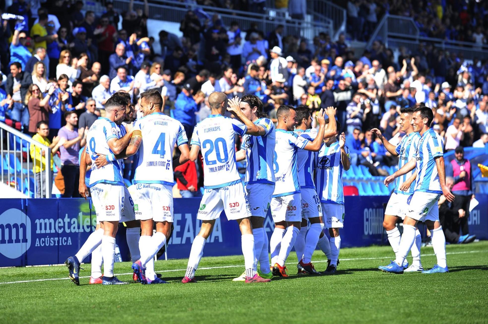 Los jugadores del Atlético Baleares celebran uno gol en el Estadi Balear. 