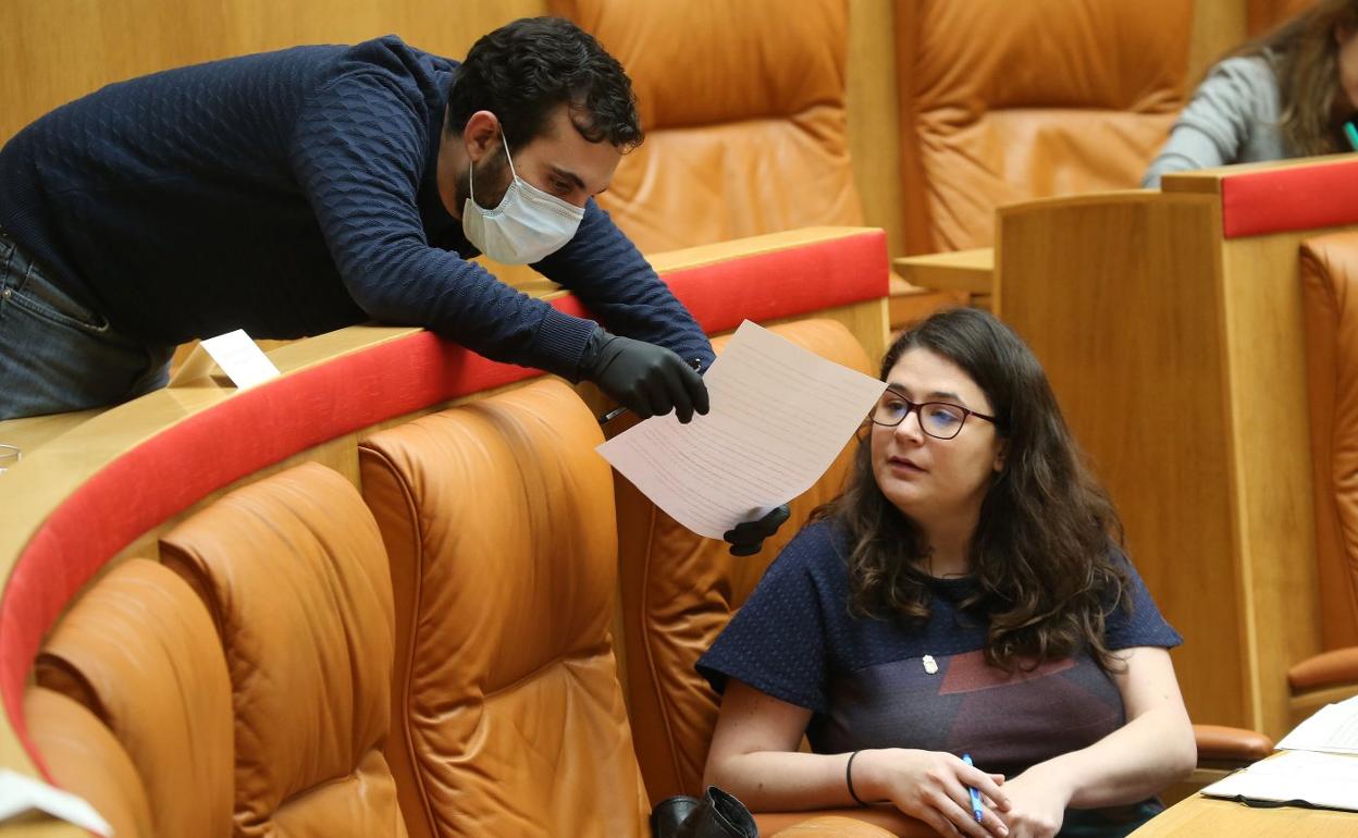 Romero atiende las indicaciones del director general de Participación de su Consejería, Mario Herrera, en su comparecencia de ayer. 