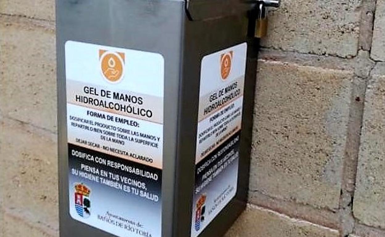 Baños de Río Tobía reparte gel hidroalcohólico en sus calles