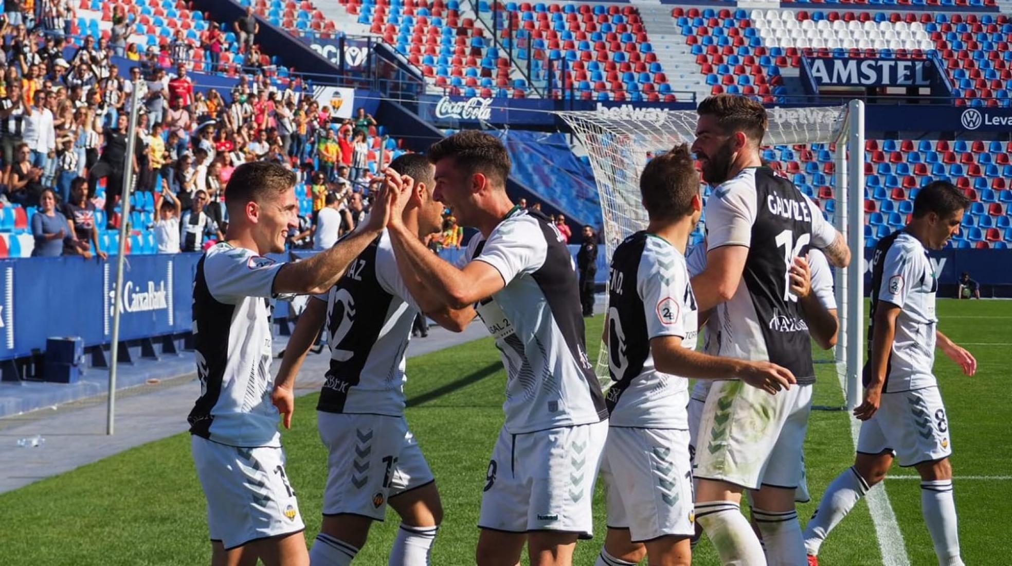 Los jugadores del Castellón celebran uno de los dos goles con los que lograron ganar al Atlético Levante en el Ciudad de Valencia (0-2). 