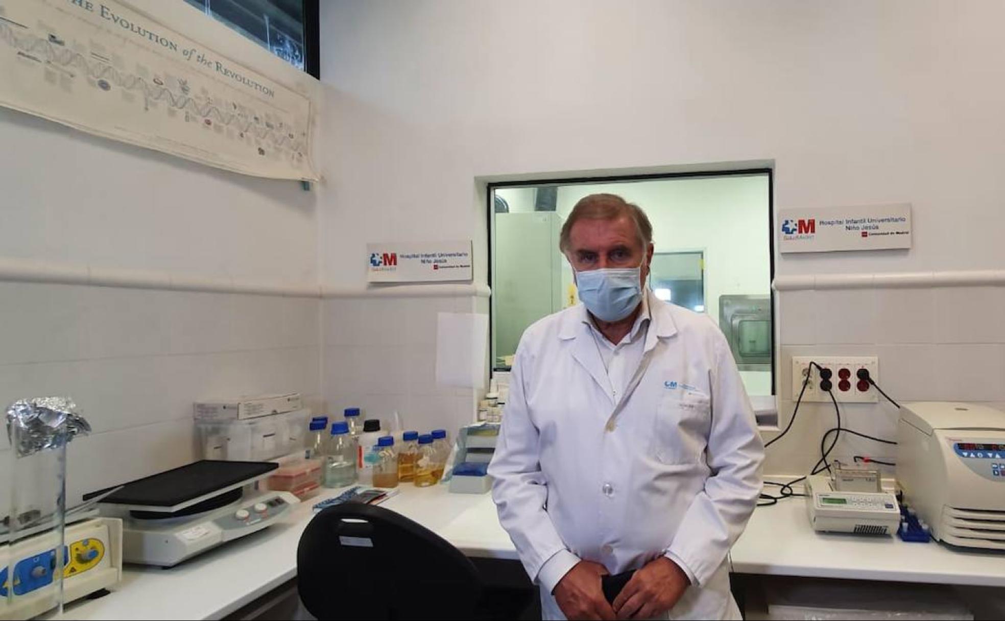 En el laboratorio. El doctor Madero, en el hospital infantil Niño Jesús. 