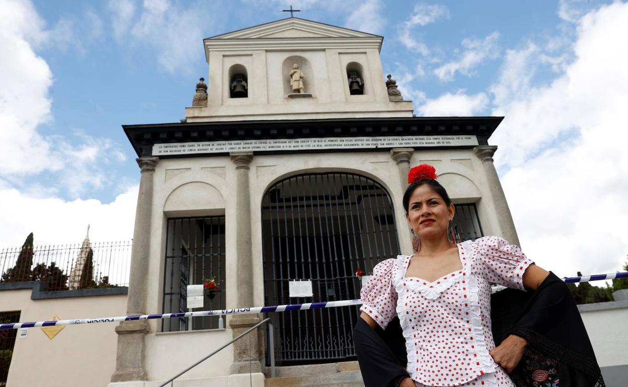 Una chulapa ante la ermita del Santo para celebrar San Isidro. 