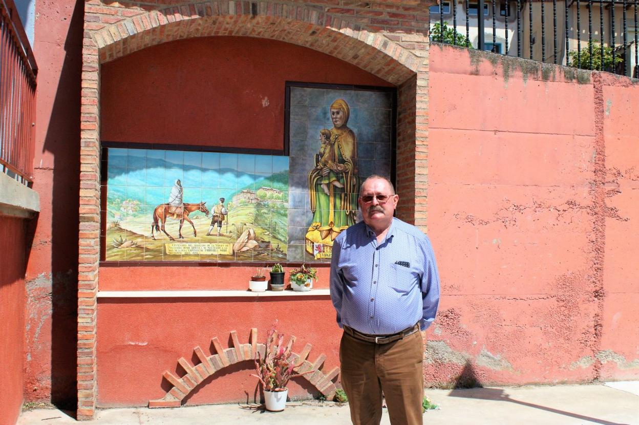 Braulio Amutio, delante del mosaico dedicado a la Virgen de Valvanera. 