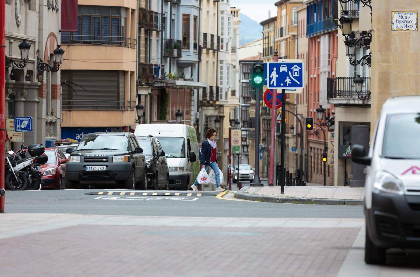 La ciudad de Logroño amplía sus aceras para desplazarse de forma segura durante la crisis pero con visos de permanencia