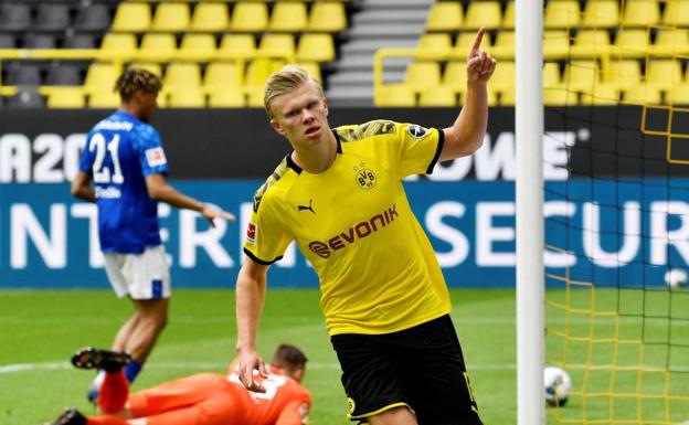 Erling Haaland marca el primer gol en el regreso de la Bundesliga. 