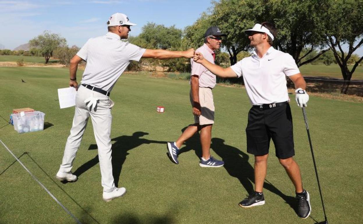 Yannik Paul (i) saluda a Zander Winston durante el reciente AZ Open en Scottsdale, Arizona. 