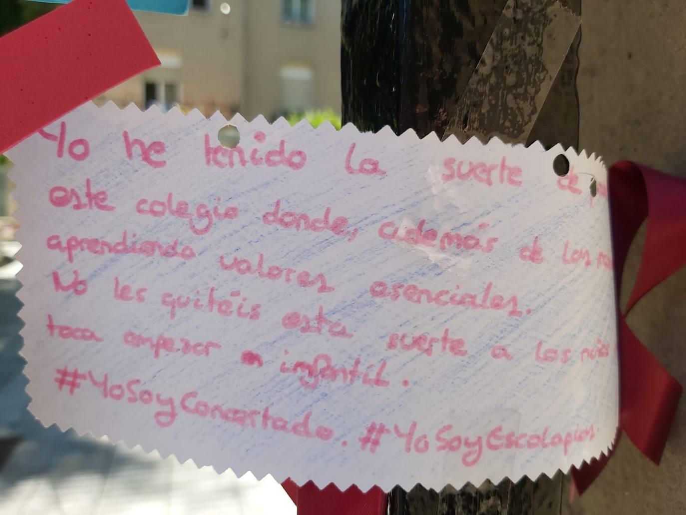 Padres de alumnos, exalumnos del colegio y defensores de la educación concertada y «de la elección de colegio» llenan la puerta del centro logroñés con escritos y dibujos