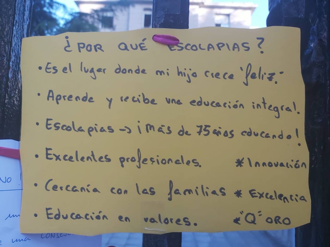 Padres de alumnos, exalumnos del colegio y defensores de la educación concertada y «de la elección de colegio» llenan la puerta del centro logroñés con escritos y dibujos
